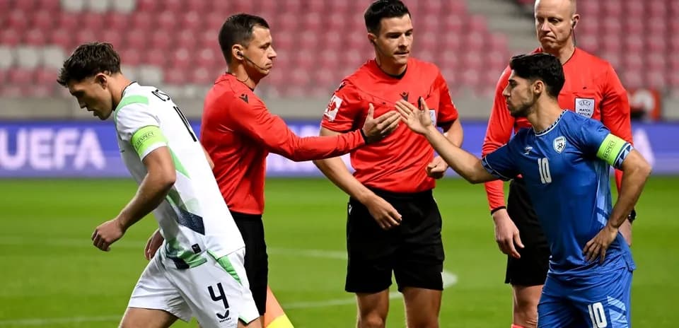 Jugadores y árbitros en el sorteo previo al partido