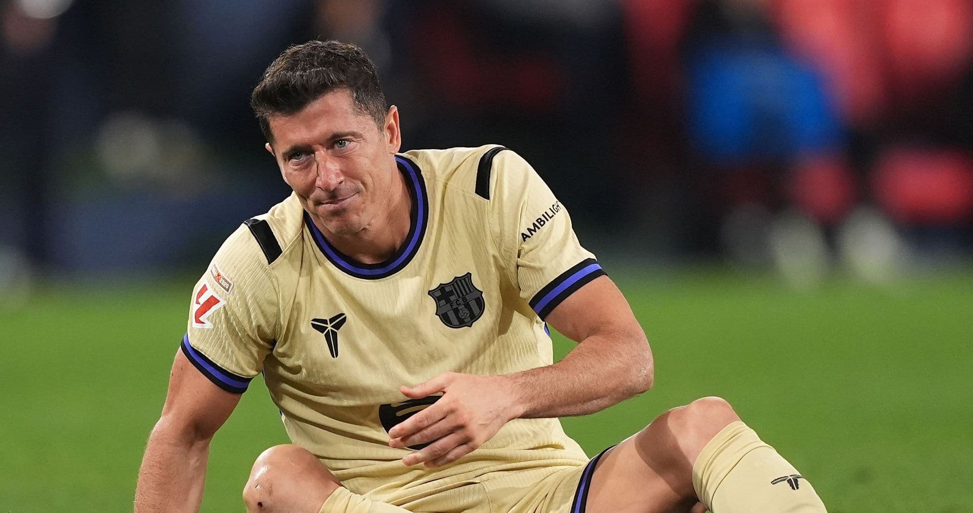 Jugador sentado en el campo después de una jugada