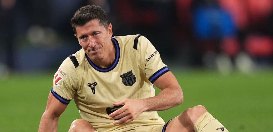 Jugador sentado en el campo después de una jugada