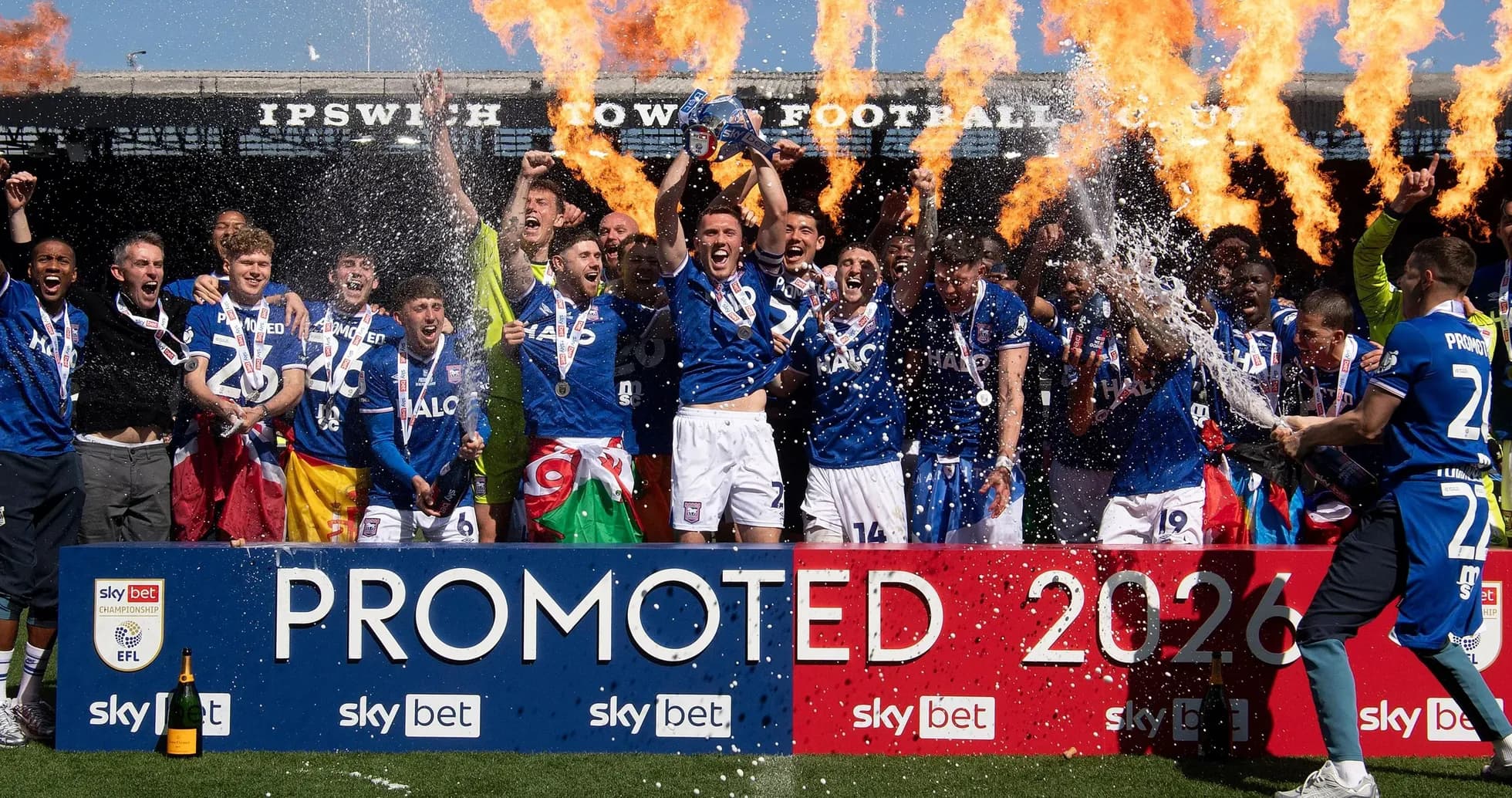 Jugadores de Ipswich celebrando el ascenso