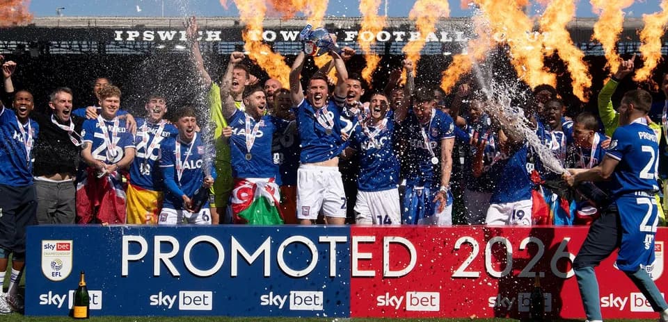 Jugadores de Ipswich celebrando el ascenso
