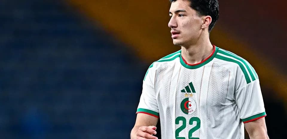 Jugador de Argelia con camiseta blanca en el campo