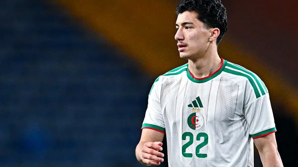 Jugador de Argelia con camiseta blanca en el campo