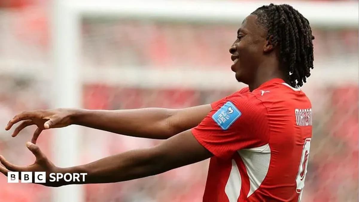 Jugador celebrando un gol en el campo de fútbol