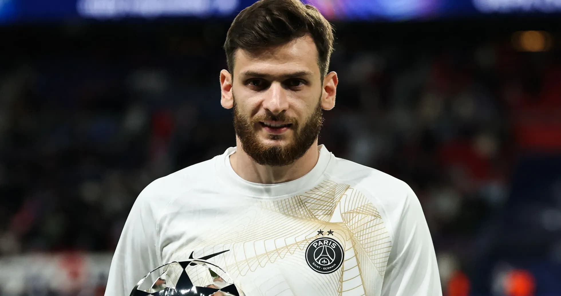 Jugador sosteniendo trofeo de la UEFA Champions League