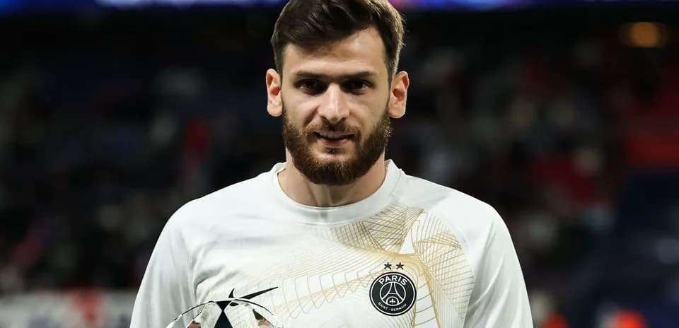 Jugador sosteniendo trofeo de la UEFA Champions League