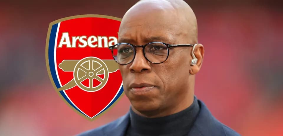 Hombre con auricular frente al escudo de Arsenal