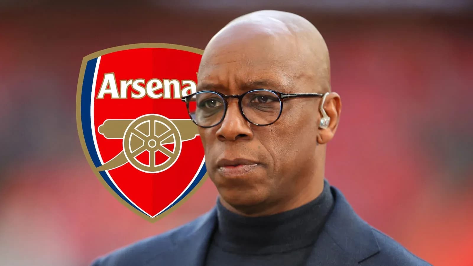 Hombre con auricular frente al escudo de Arsenal