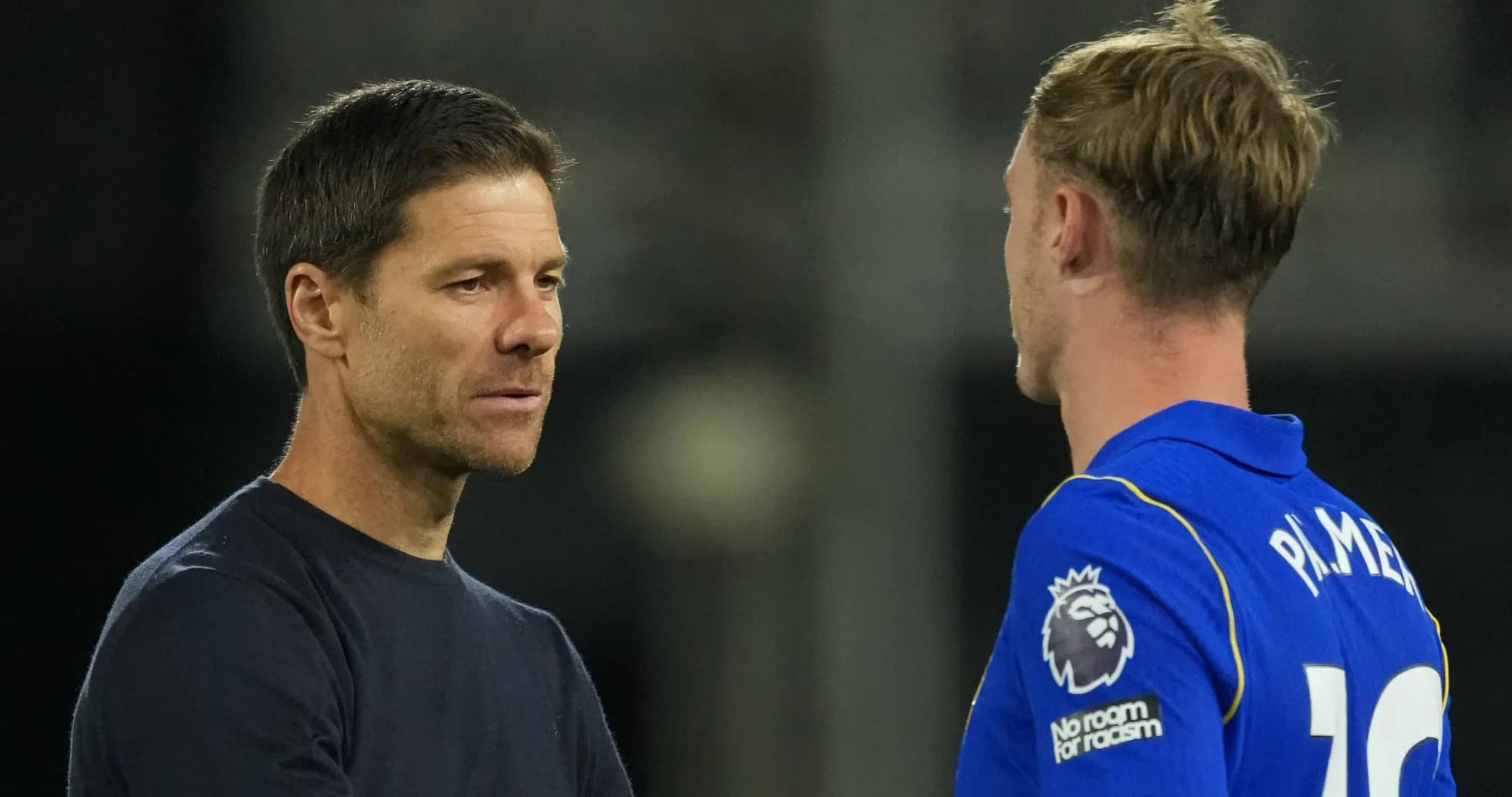 Entrenador hablando con jugador en el campo