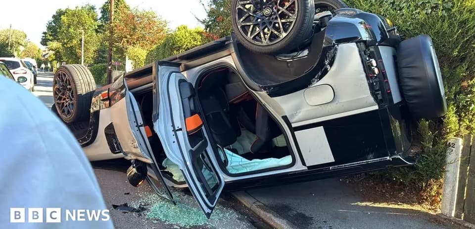 Coche volcado en la carretera con daños visibles