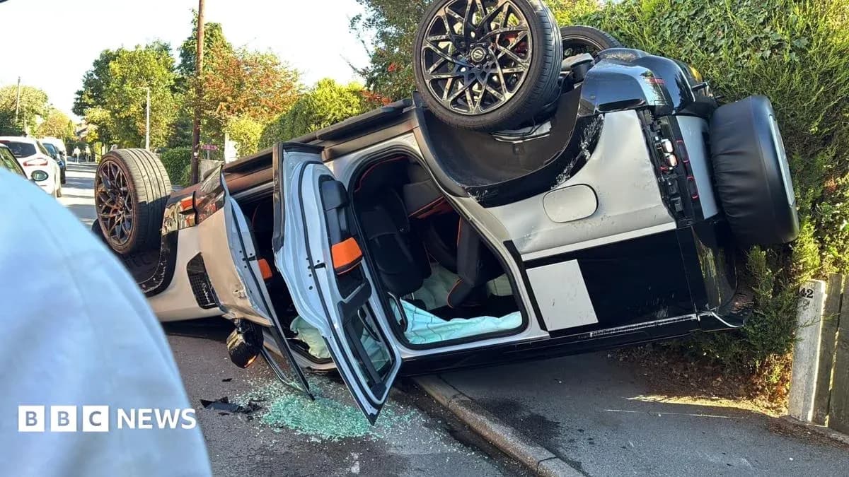 Coche volcado en la carretera con daños visibles