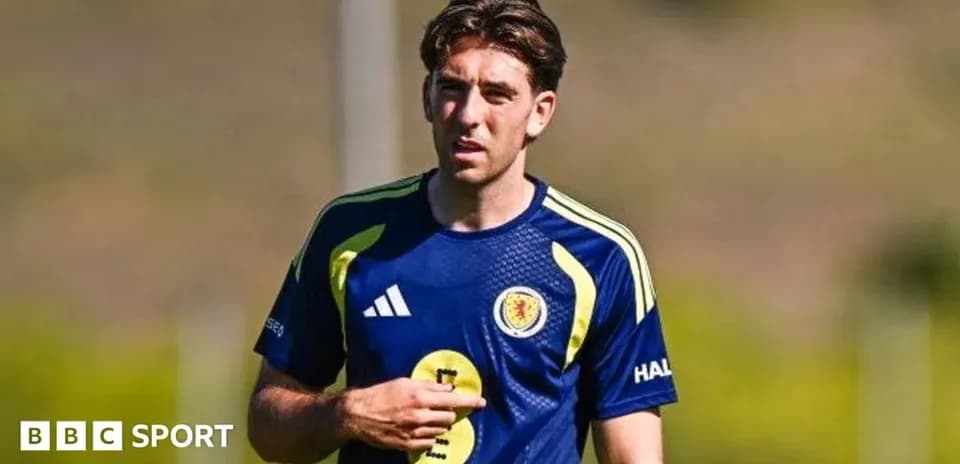 Jugador entrenando con camiseta de Escocia en campo