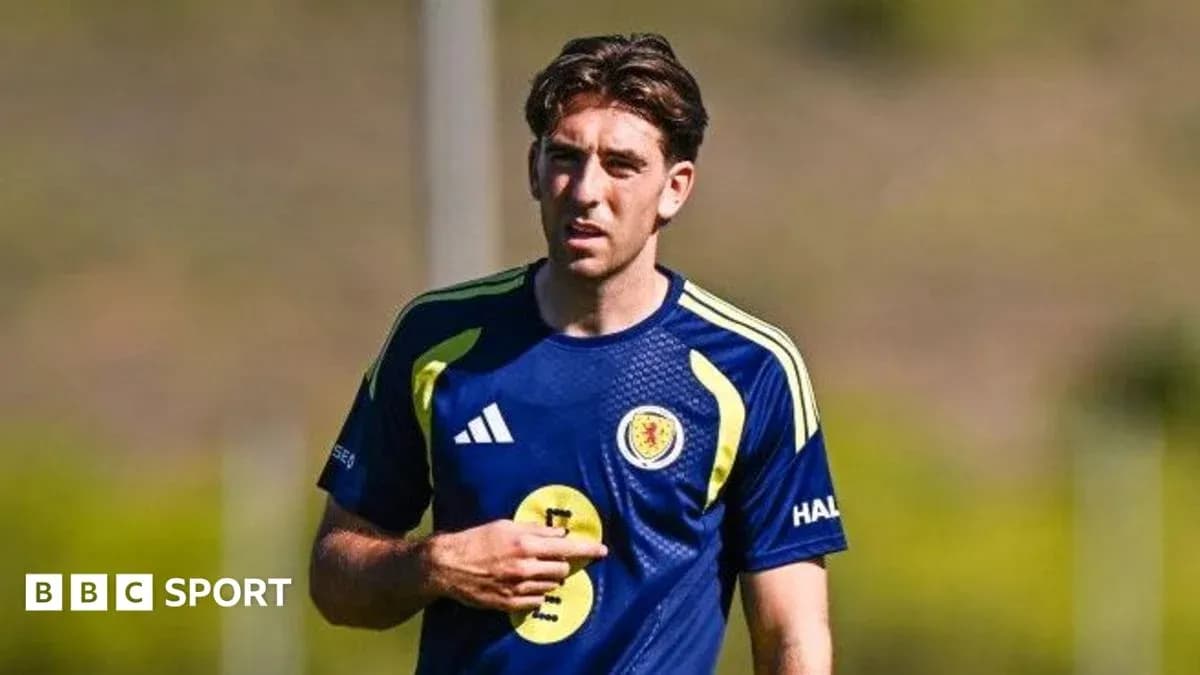 Jugador entrenando con camiseta de Escocia en campo