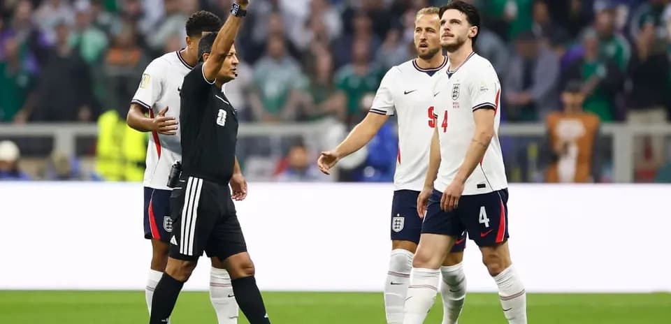 Árbitro mostrando tarjeta amarilla a jugador de Inglaterra