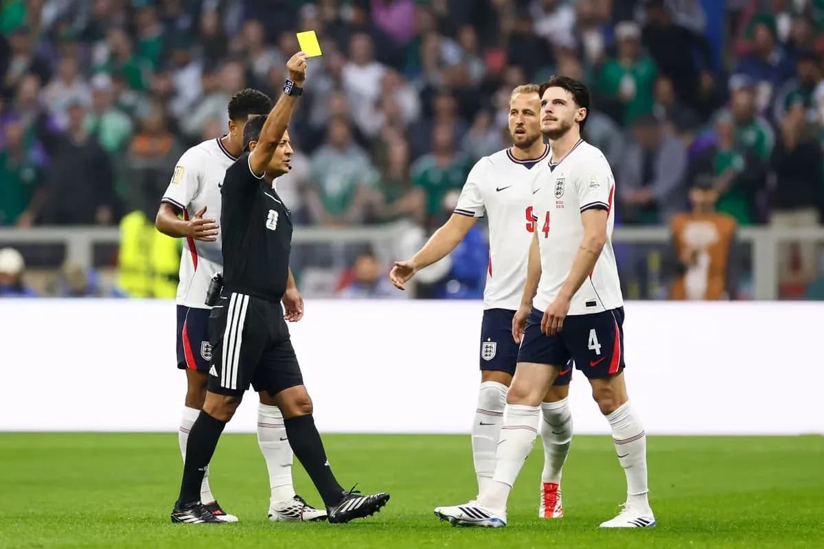 Árbitro mostrando tarjeta amarilla a jugador de Inglaterra