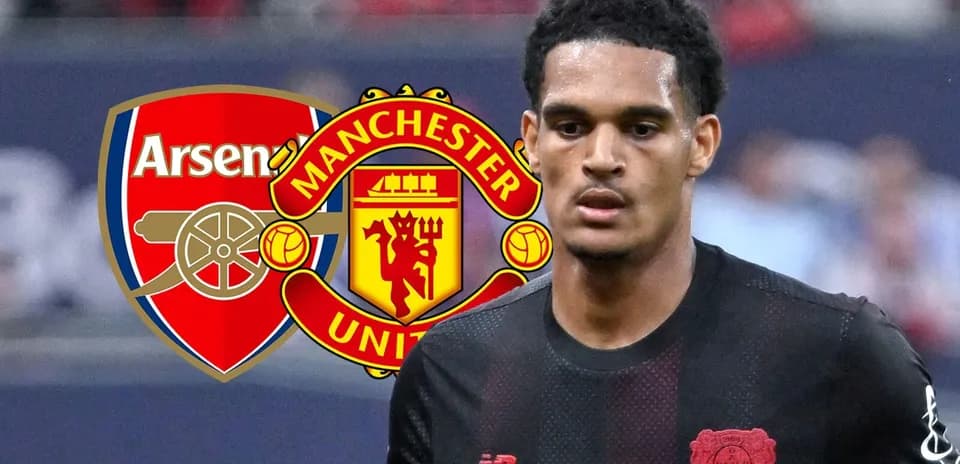 Jugador en uniforme con logos de Arsenal y Manchester United