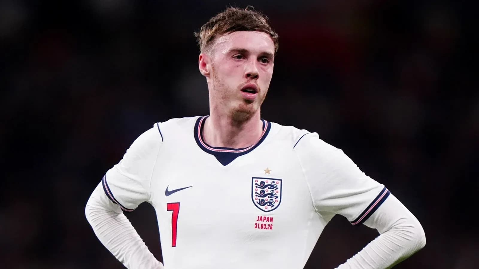 Jugador de Inglaterra en partido con camiseta blanca