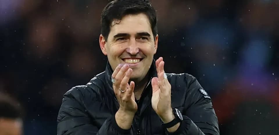 Entrenador aplaudiendo durante un partido