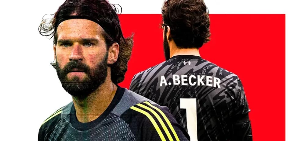 Portero de Liverpool en uniforme con balón