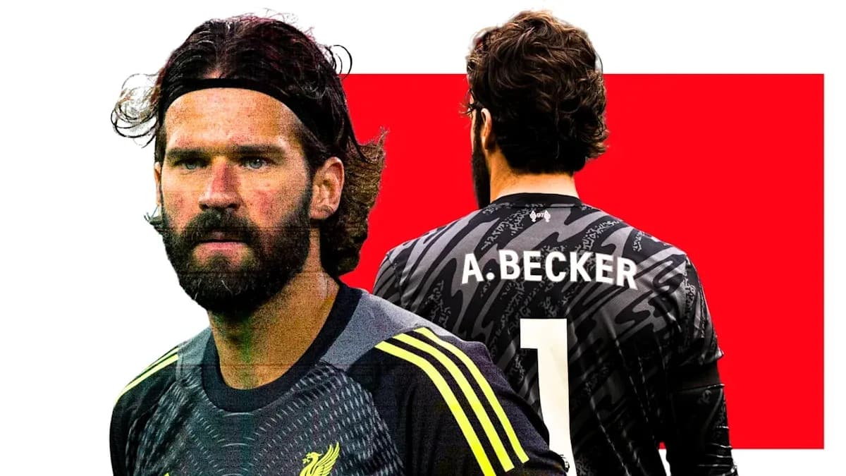 Portero de Liverpool en uniforme con balón