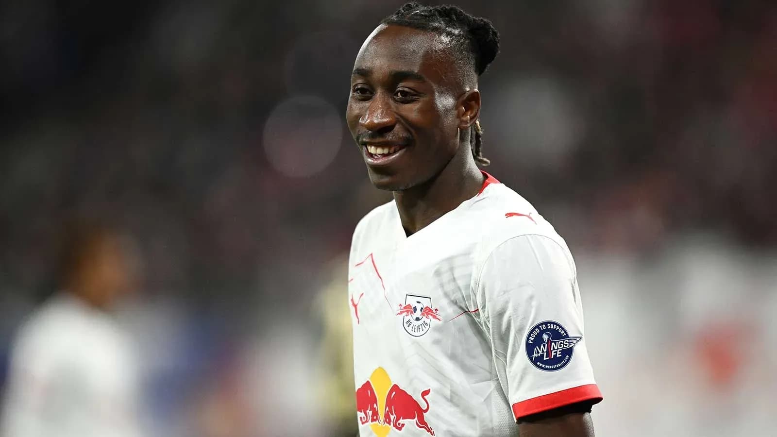 Jugador de RB Leipzig sonriendo en el campo
