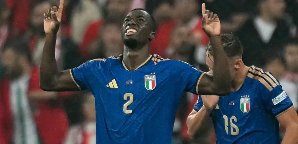 Jugador de Italia celebrando un gol en partido