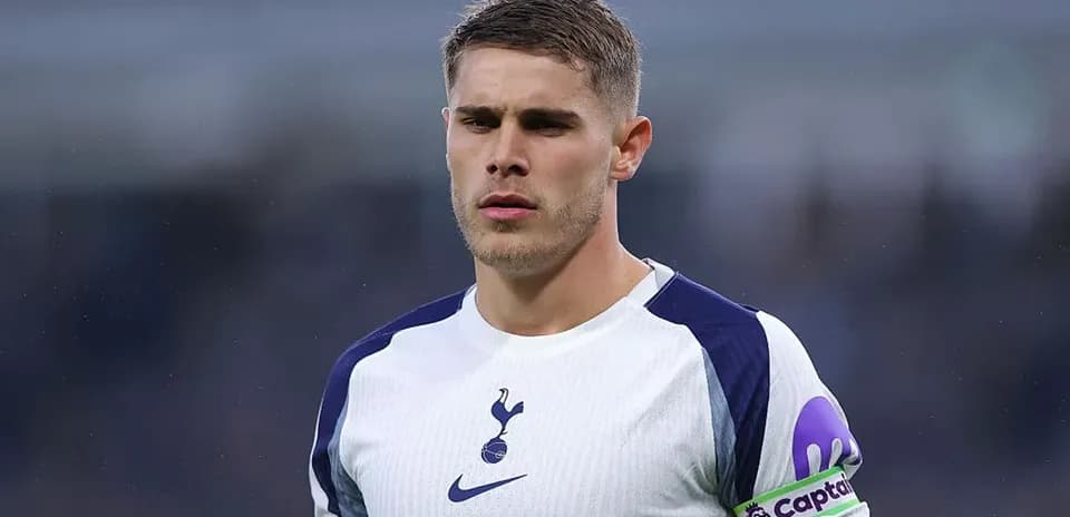 Jugador de Tottenham con camiseta blanca y brazalete de capitán