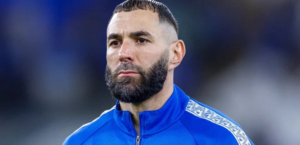 Jugador en uniforme azul durante evento deportivo