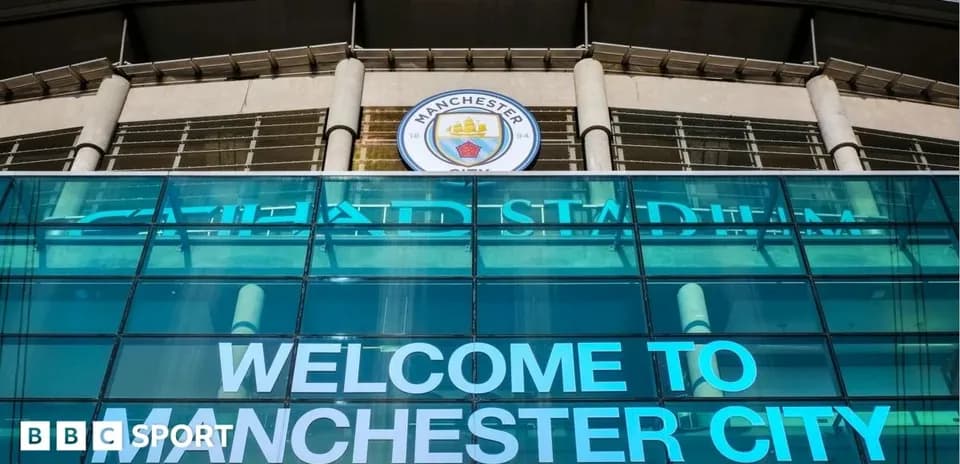 Fachada del estadio con letrero de bienvenida