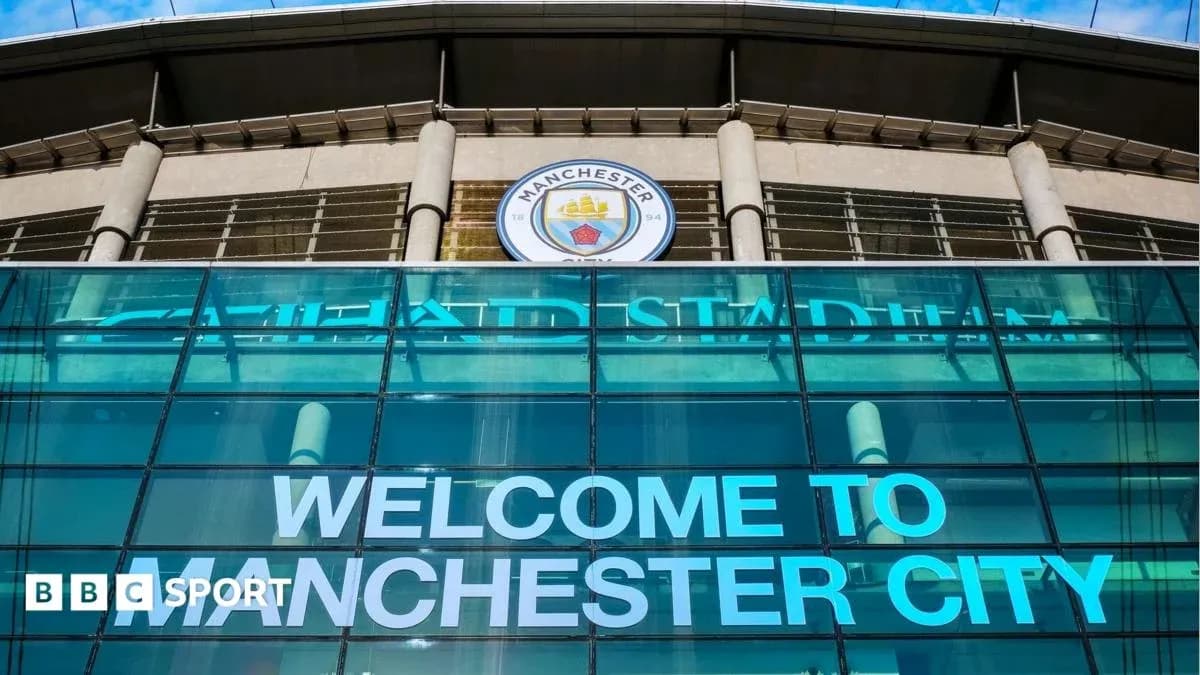 Fachada del estadio con letrero de bienvenida