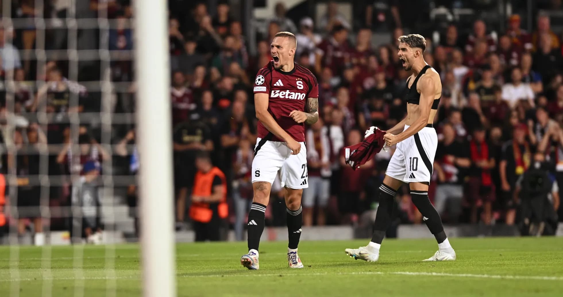 Jugadores celebrando un gol en el partido