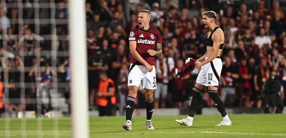 Jugadores celebrando un gol en el partido