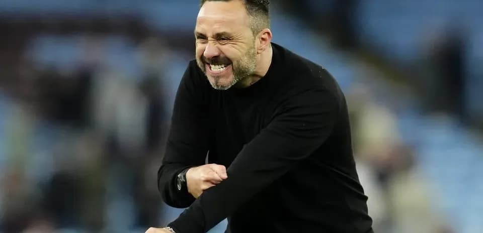 Entrenador celebrando en el banquillo durante el partido