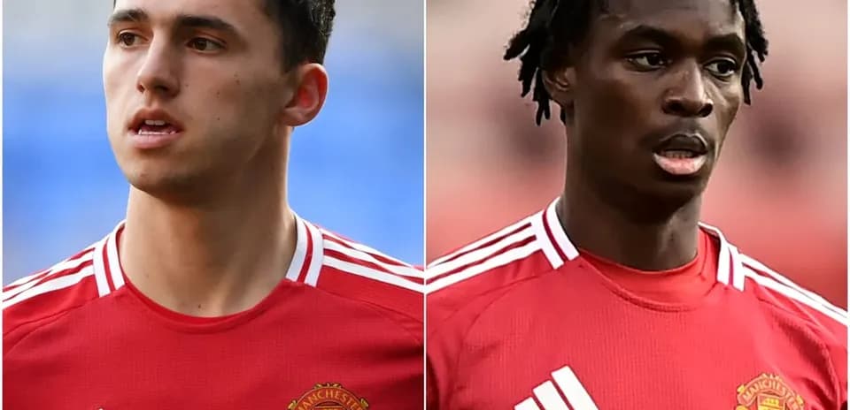 Jugadores de Manchester United en camiseta roja