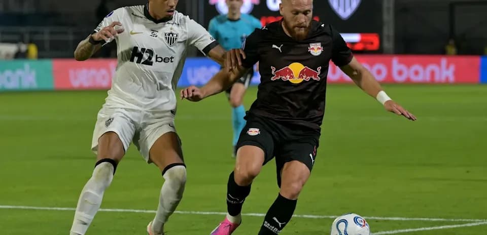 Dos jugadores compitiendo por el balón en partido