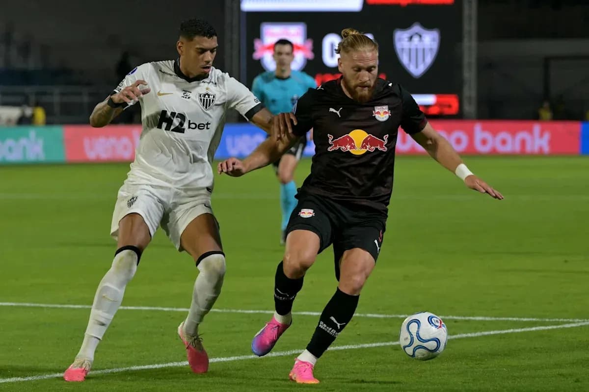 Dos jugadores compitiendo por el balón en partido