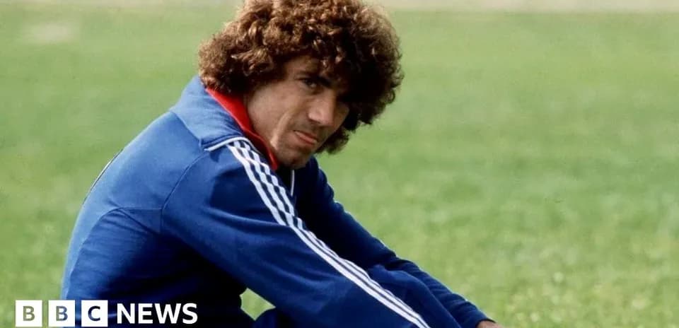 Jugador sentado en el campo de entrenamiento