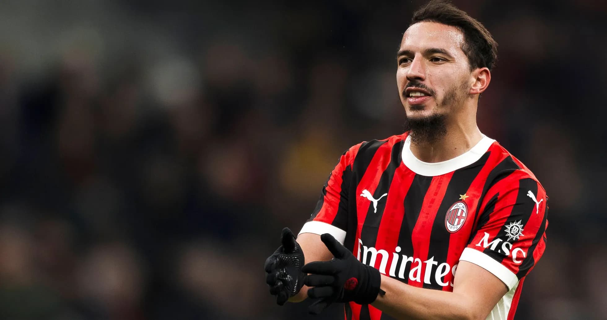 Jugador de AC Milan aplaudiendo durante el partido