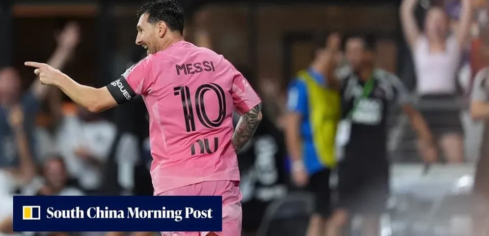 Jugador celebrando en camiseta rosa con el número 10