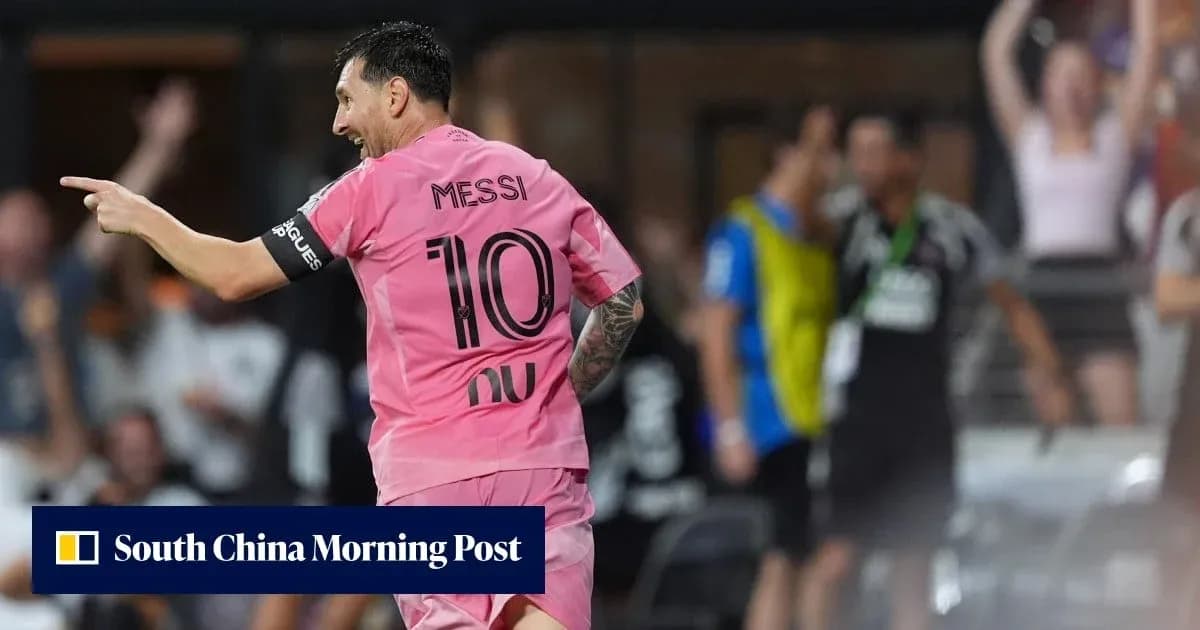 Jugador celebrando en camiseta rosa con el número 10