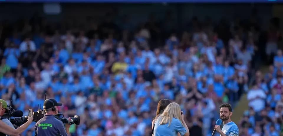 Bernardo recibiendo homenaje ante aficionados en el estadio