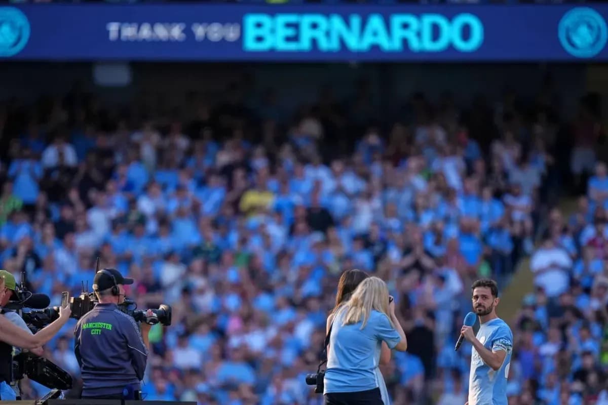 Bernardo recibiendo homenaje ante aficionados en el estadio