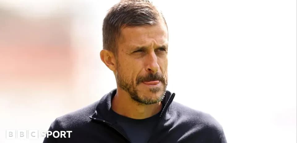 Entrenador observando durante sesión de entrenamiento