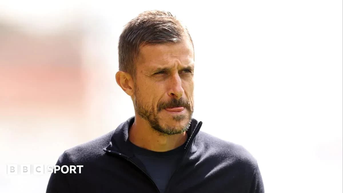 Entrenador observando durante sesión de entrenamiento