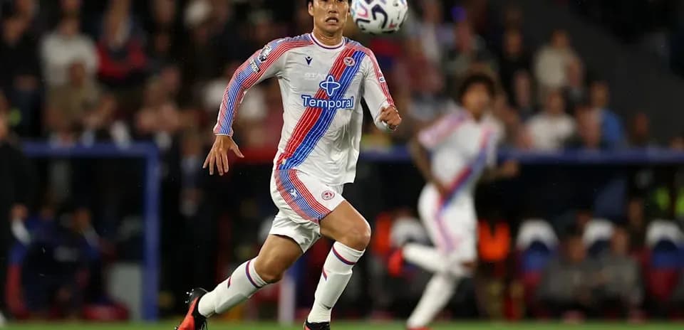 Jugador corriendo tras el balón en el campo