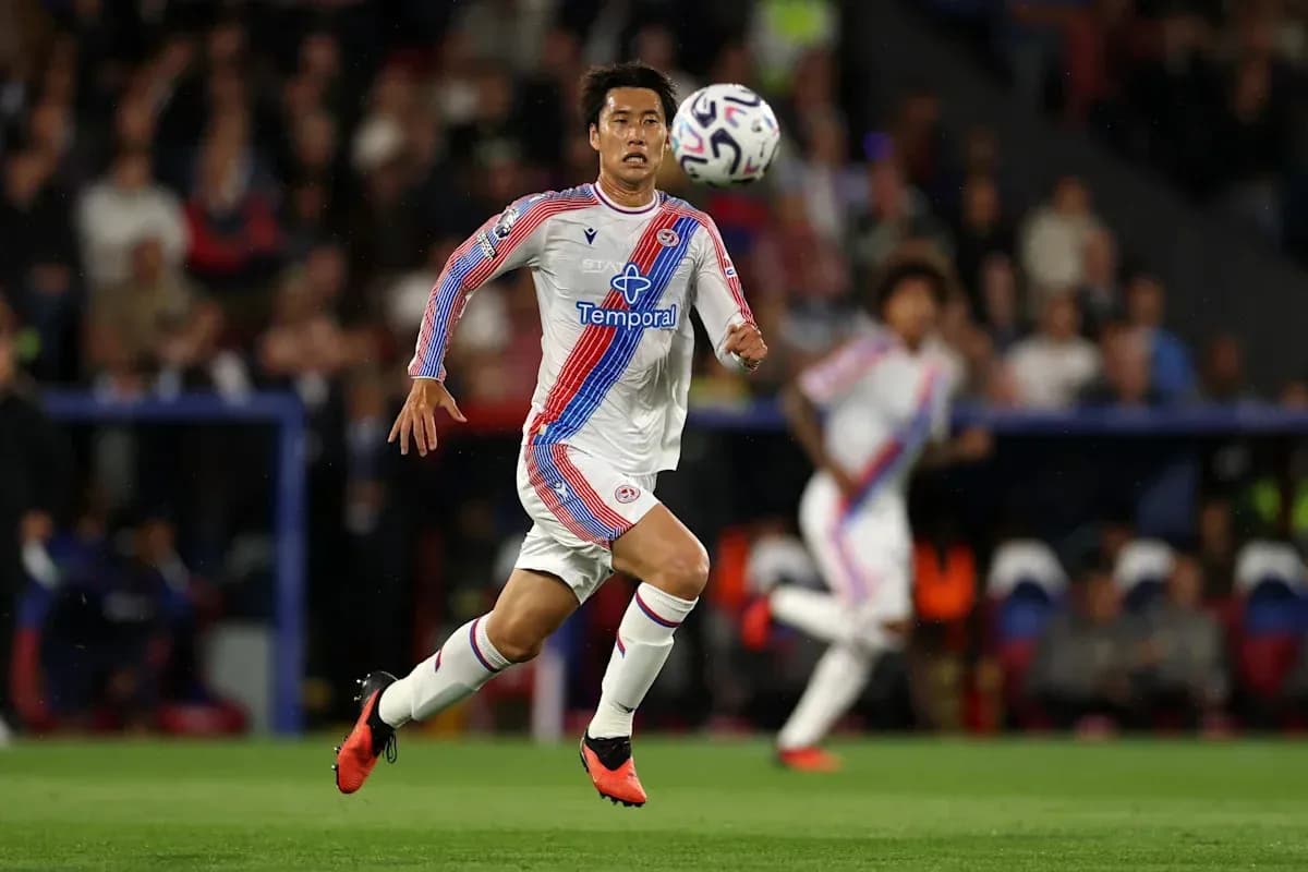 Jugador corriendo tras el balón en el campo