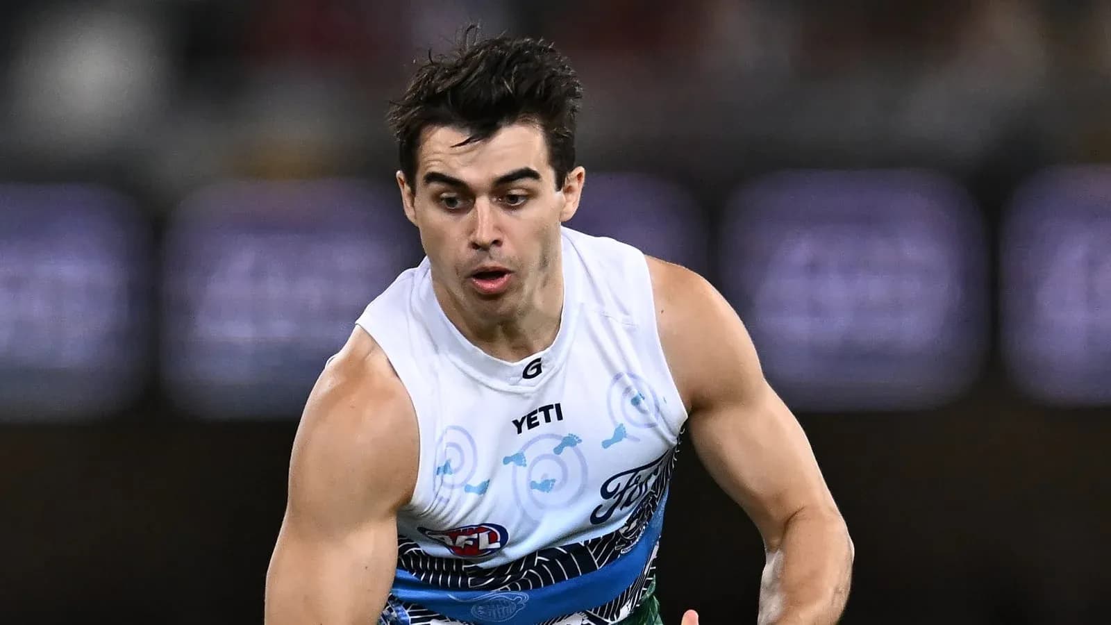 Jugador corriendo durante un partido de AFL