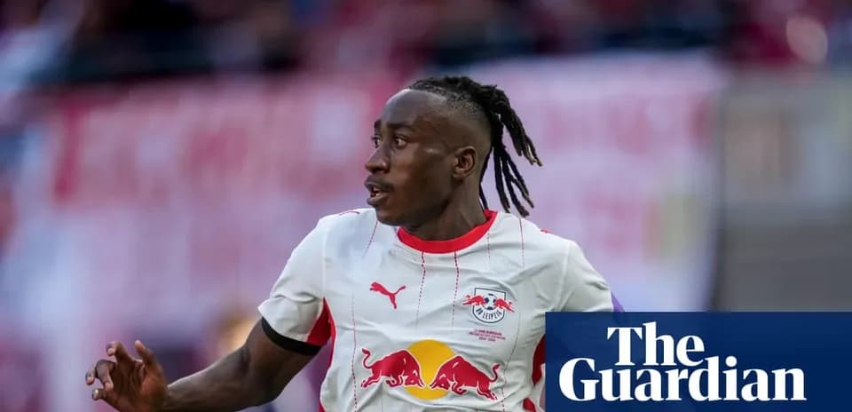 Jugador de RB Leipzig corriendo en el campo