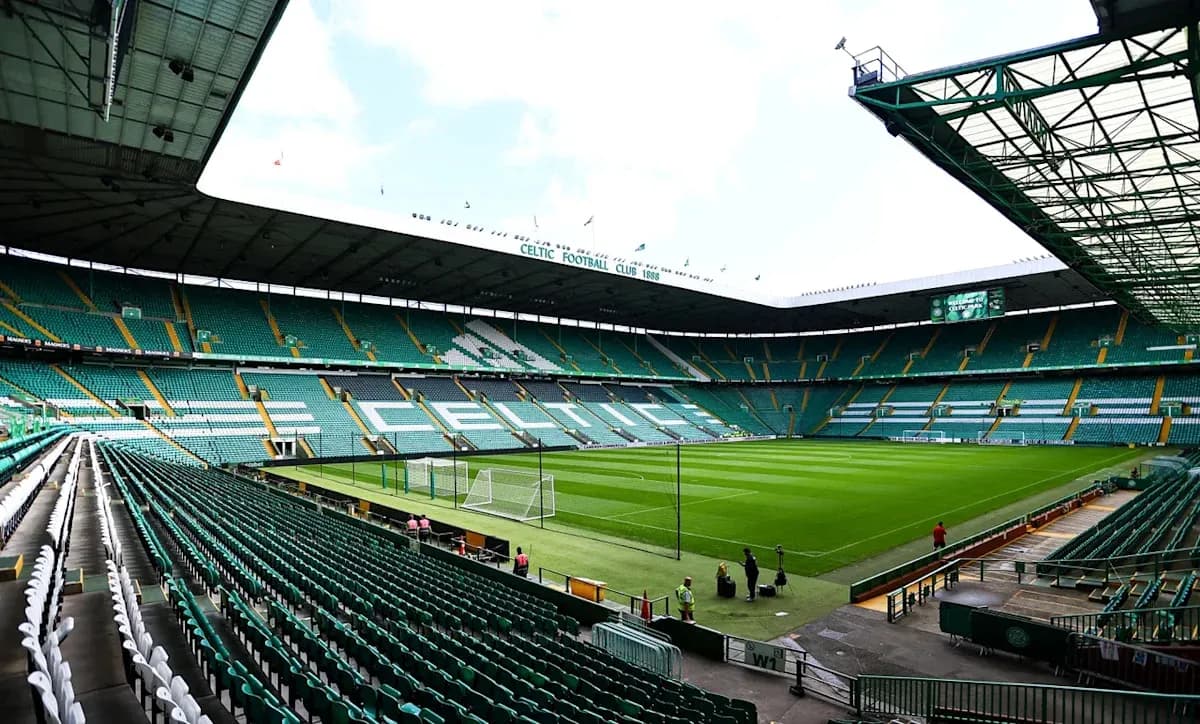 Estadio Celtic Park vacío con campo de fútbol