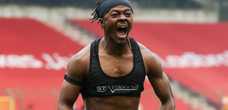 Jugador celebrando en el campo de entrenamiento